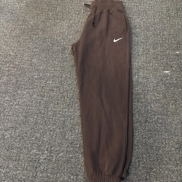 Womens Nike sweatsuit
Size Med top
Size SM bottom - Picture 4 of 6